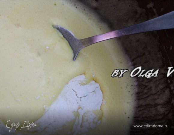 Затем постепенно сухую смесь смешиваем с яичной, и перемешиваем до получения однородной массы, либо ложкой, либо на маленькой скорости миксера. 