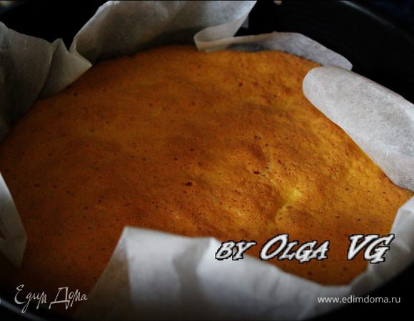 И выпекаем в нагретой до 180С духовке около 30 минут. Готовность проверяем деревянной лучиной(спичкой или зубочисткой). Затем бисквит охлаждаем. 