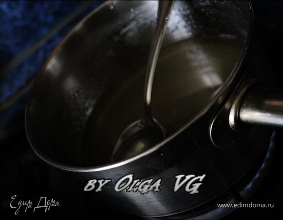 Ставим кастрюльку с сахаром на средний огонь, и интенсивно мешаем, чтобы сахар растворился. Держим кастрюльку на огне до того момента, пока на дне кастрюльки не начнут появляться пузырьки. Мы только доводим до кипения, но не кипятим! 