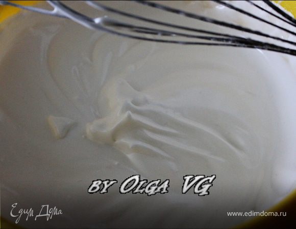 Полученный сироп снимаем с плиты и сразу же тонкой струйкой вливаем во взбитые белки, при этом взбивая смесь миксером. 