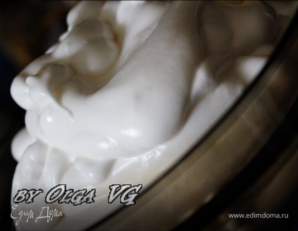 Продолжаем взбивать в течение еще 15 минут. За это время масса побелеет, станет гладкой и блестящей. Полученную меренгу накроем пищевой пленкой и уберем в холодильник. 