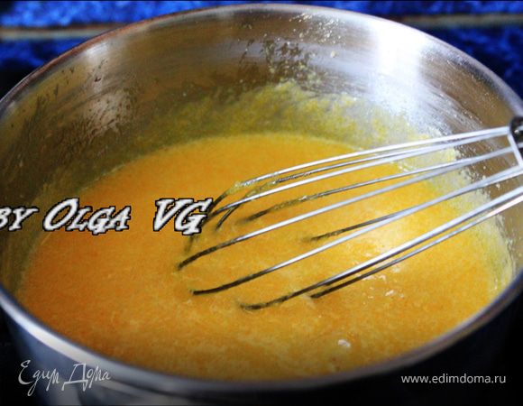 Взбиваем желтки примерно 5 минут.