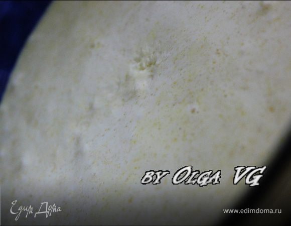 Взбиваем пока масса не побелеет и слегка не увеличится в объеме. Затем крем также накрываем пленкой и убираем в холодильник. 