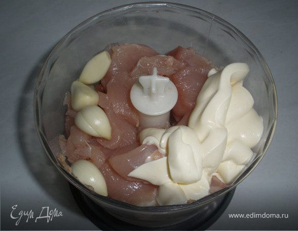 Режем куриное филе на крупные кусочки и кладем в чашу блендера, добавляем майонез, чеснок, соль и перец, хорошо взбиваем до однородной массы.
