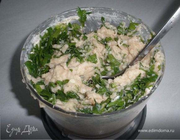 Режем мелко петрушку, добавляем к нашему фаршу и перемешиваем, для этого я вынула нож из чаши.