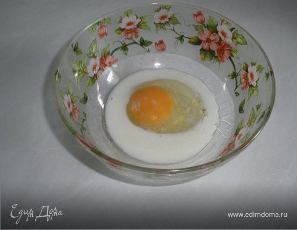 В миску разбиваем 1 яйцо и добавляем 1 столовую ложку молока, взбиваем вилкой.