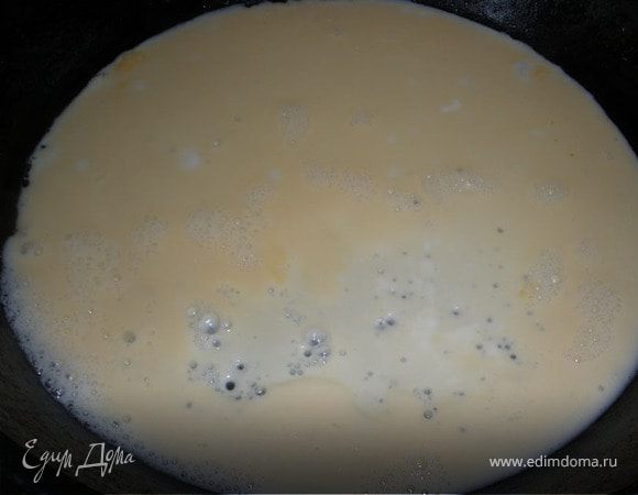 Разогреваем сковороду, смазываем маслом и жарим яичный блинчик.