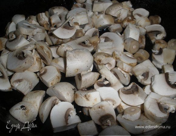 Крупно режем грибы и жарим до испарения жидкости.