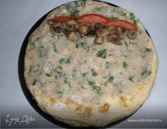 Намазываем яичный блинчик фаршем, оставляя внизу 1-1.5 см. не намазанными, это нужно для того, чтобы блинчик лучше завернулся. Выкладываем грибы и кусочки помидора вверху блинчика и сворачиваем наши бризольки.