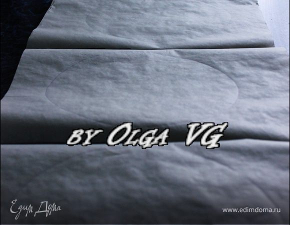 Теперь займемся приготовлением шоколадных дисков. Для этого приготовим пять листов бумаги для выпечки, на каждом из которых нарисуем окружность диаметром 20 см (можно обвести тарелку, но у меня такой не оказалось и я сделала трафарет из картона). 