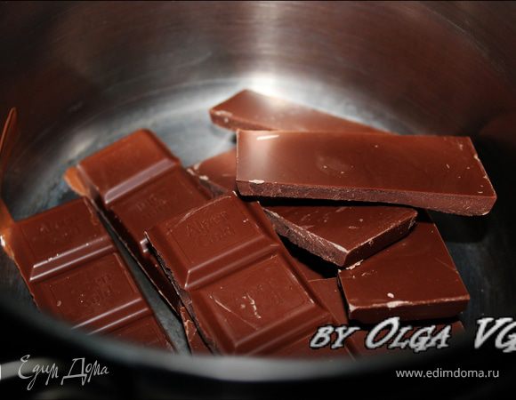 200 г шоколада растопим на водяной бане.