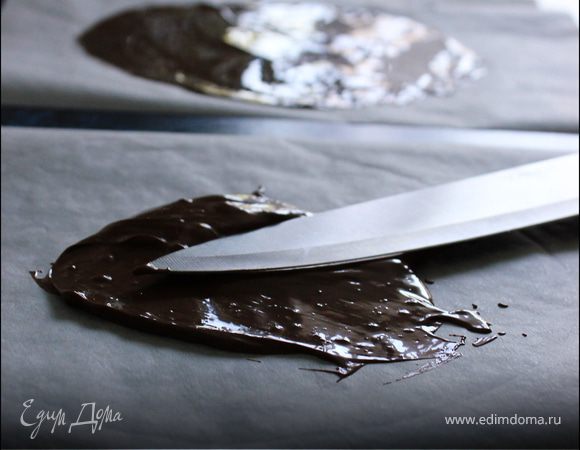 и широким ножом или лопаткой распределим шоколад по всей окружности. 