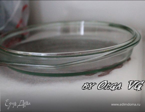 Сверху ставим какой-нибудь груз (только не слишком тяжелый, просто чтобы прижать шоколад) и убираем в холодильник до полного застывания шоколада. 