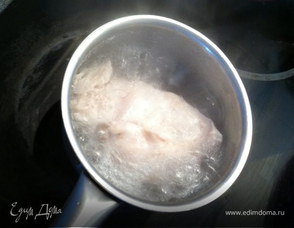 варим куриную грудку 12-15 минут, чтобы убить возможные микробы, в слабосоленой воде