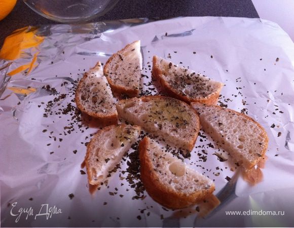 в это врем готовим сухарики: берем вчерашний хлеб, режем кусочками в два раза меньше, чем планируем нарезать куриную грудку. немного оливкового масла и базилика и в духовку до золотистого цвета