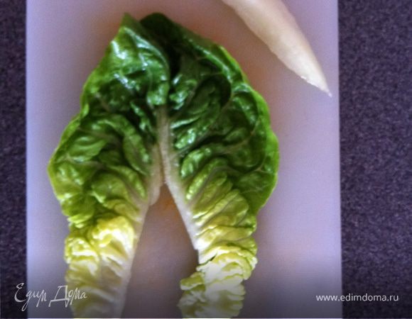 обрезаем твердые кусочки в салате и высушиваем