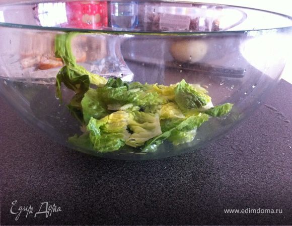 салат лучше всего порвать на небольшие кусочки, где-то в 4 раза меньше, чем первоначальные