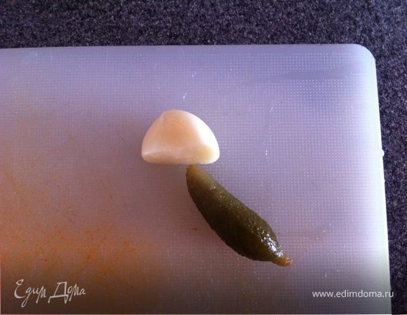 добавляем нарубленный  чеснок и огурец