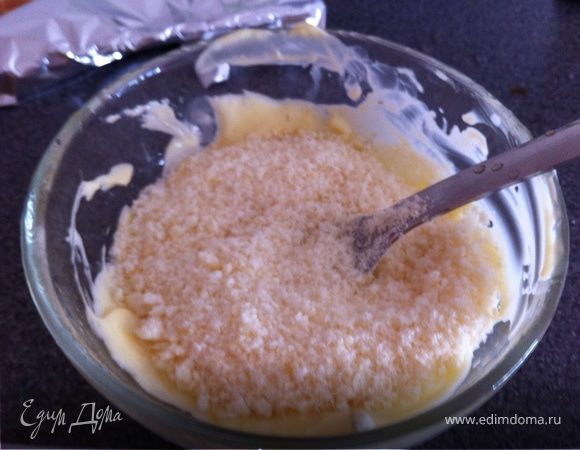 добавляем сыр. его нужно добавлять,  чтобы соус немного загустел
