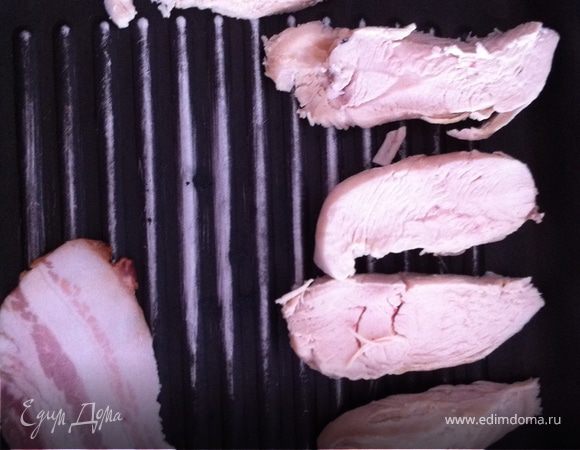 вместе с беконом поджариваем на гриле.
сковородка гриль подарит красивый рисунок курице, и она станет хрустящей