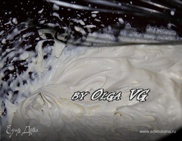 Готовим кофейный крем: 
Взбиваем 550 г сливок до устойчивых пиков.