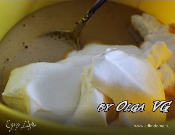 Затем добавляем 175 г итальянской мереги, и аккуратно перемешиваем венчиком. 