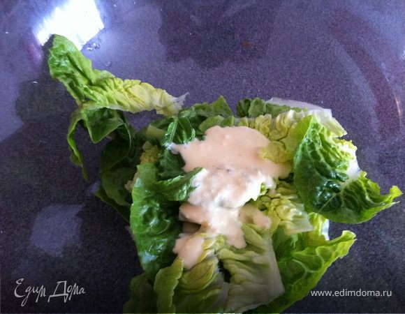 смешиваем 1/3 соуса с салатом