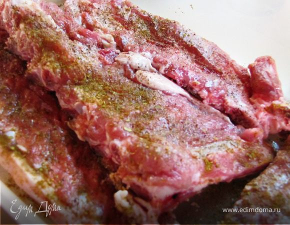 Ребрышки моем, обсушиваем, солим, перчим и смазываем маслом