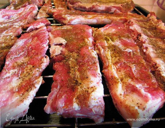 Выкладываем маринованные ребрышки на решетку и отправляем в духовку. Духовку предварительно разогреть до 200 градусов.