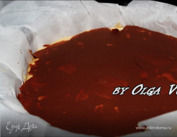 Достаем шоколадный листы.Вообще, лучше это делать не отходя от холодильника, так как они быстро тают. Снимаем верхний лист бумаги и аккуратно подцепляем шоколадный блин. Кладем его на дно формы. Сверху выкладываем 1/4 кофейного крема. Накрываем вторым шоколадным листом. Повторяем процедуру с шоколадными листами и кремом, пока все не используем. Верхний шоколадный диск остается без крема. Убираем нашу заготовку в морозилку часа на три минимум. 