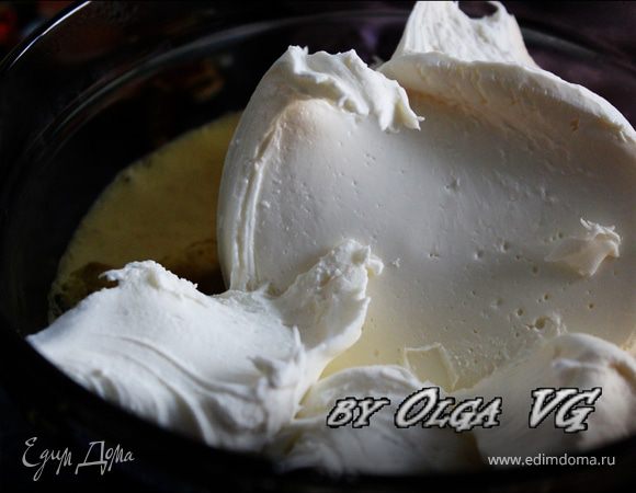 Затем смешиваем остаток крема Тирамису с 335 г маскарпоне. 