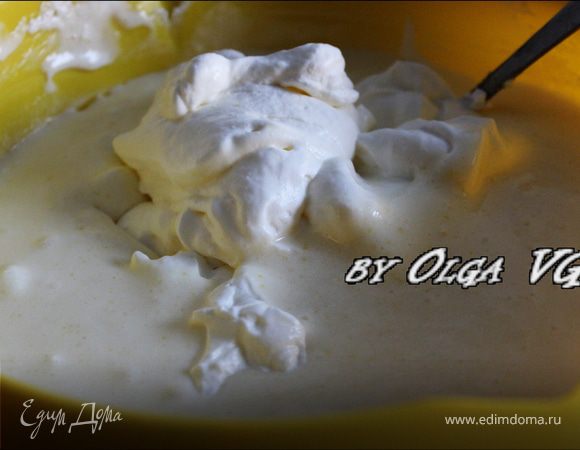 В последнюю очередь аккуратно вводим взбитые сливки. 