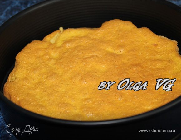 Вторая часть сборки десерта: 
На дно формы 24 см выкладываем бисквит. 