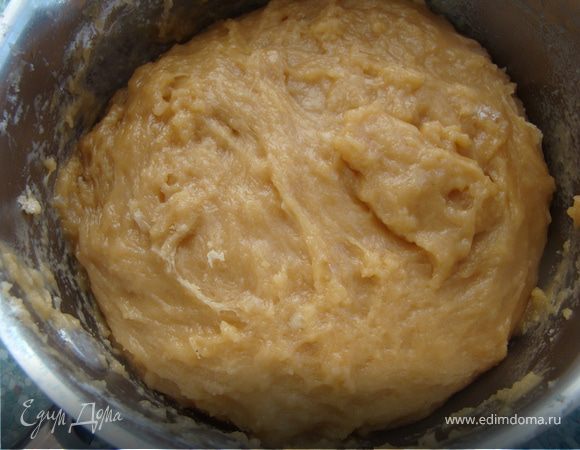 Начнем с теста для коржей. В кастрюльке смешиваем сливочное масло, сахар и мед и ставим на средний огонь, растапливаем. 
Отдельно взбиваем яйца. 
После того, как маслянно-медовая масса растаяла и стала однородной, снимаем ее с огня и совсем немного даем остыть. Затем вводим тонкой струйкой, не переставая помешивать, яйца, чтобы не свернулись. И снова ставим на огонь, мешаем. Вводим соды и продолжаем держать на огне. Когда масса покроется густой пенкой, снимаем с огня и можно вводить просеянную муку + щепотка соли. Тесто не будет сильно тугим и будет липнуть к рукам. Ставим его в холодильник, пока не остынет.  