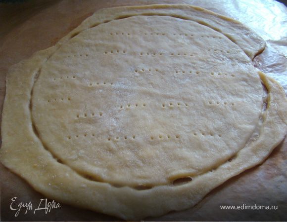 После того, как тесто остыло, с ним будет довольно легко работать. Я хотела сделать не большой по диаметру и высокий торт. Взяла подходящую мне тарелку по диаметру и вырезала ей коржи. Раскатывала коржи на паргаменте и сразу клала на противень. Выпекала при 190 градусах 5 минут.   