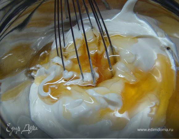 Для крема нужно всего лишь смешать сметану с медом. 