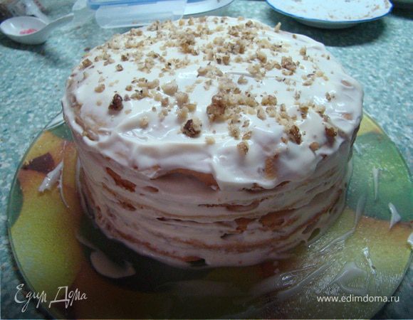 Каждый корж обильно смазываем кремом. Я еще посыпала между коржами грецкими орешками. 