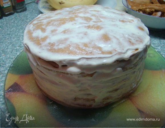 Готовый торт ставим в холодильник, чтобы пропитывался. И займемся мастикой. 