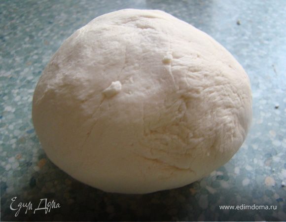 Для мастики, я взяла маршмеллоу и растопила их в СВЧ с 1 ст.л. воды в течении 20-30 секунд. Затем добавляя сахарную пудру месила комочек))) Завернула в пищевую пленку и положила на 30 минут  в холодильник. 