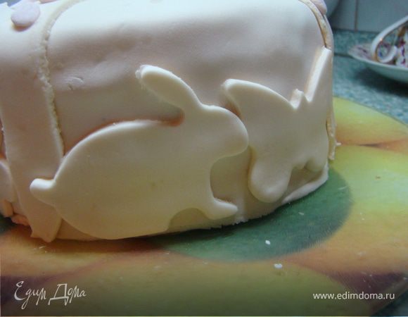 Ну, здесь то и началось самое интересное. Пыталась украсить торт как можно красивее, исходя из моих возможностей и умений :) И все подручные средства пошли в ход :) 