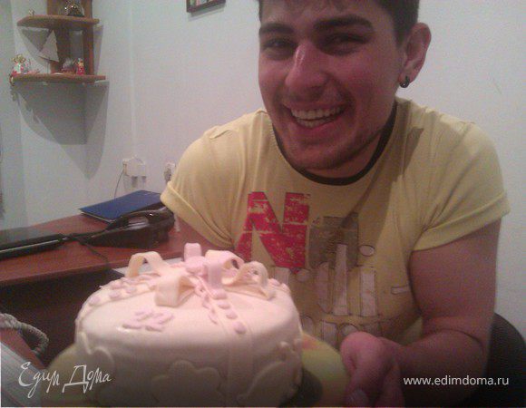 Торт же выдался очень вкусным, чему мы с моим любимым именинником были очень рады...) 