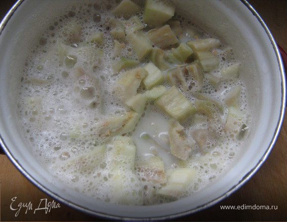 Баклажаны вымыть, очистить от кожуры, нарезать на дольки. Молоко, сахар и ванилин довести до кипения, положить баклажаны, варить минут 6-7. Баклажаны вынуть, охладить, очистить от семян. Измельчить блендером, добавить творожный сыр и ещё раз взбить.Поставить в холодильник.