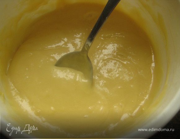 Теперь займёмся заварным тестом.
Духовку разогреть до 220С.В кастрюлю налить воду,добавить масло,соль,сахар.Поставить на сильный огонь и кипятить 1 минуту,помешивая.Выключить огонь и всыпать муку,перемешивая,пока смесь не станет однородной.Снова поставить кастрюлю на огонь на 1 минуту,постоянно помешивать.Часть воды выпарится,но не пересушите смесь,иначе она растрескается при выпечке.Сразу же снять с огня и добавить яйца,по одному,перемешивая тесто,яйца должны полностью соединиться с тестом,что бы оно стало совершенно однородным.