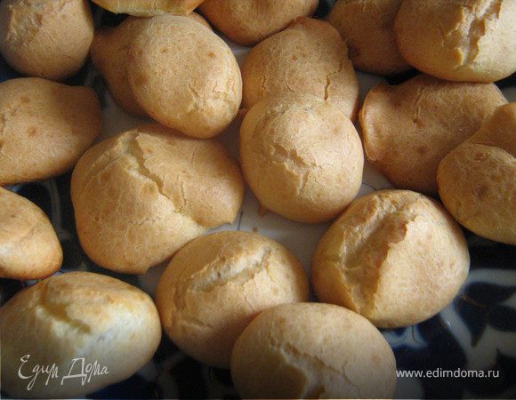 На противень смазанный маслом или застеленный фольгой или бумагой для выпечки отсадить тесто из кулинарного мешка (я выкладывала тесто чайной ложкой).Поставить противень в духовку и плесните(совет Джеймса Мартина)на её дно полчашки воды,что бы образовался пар.Через 5 минут приоткройте дверцу духовки(на пару сантиметров)Время выпечки может варьироваться от 10 до 20 минут,в зависимости от размера заготовок.