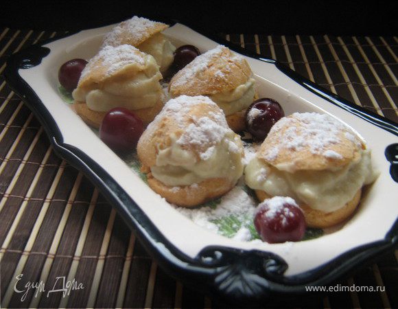 Готовые пирожные охладить,сделать по серёдке надрез и заполнить баклажанным кремом(можно ягодку какую нибудь положить в серединку),посыпать пироженки сахарной пудрой.Ну не обыкновенно вкусно и нежно! У меня получились маленькие,на один укус.Крем восхитительный,ни за что не угадать,что он из баклажан.