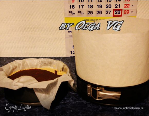 По прошествии указанного времени заканчиваем собирать наш чудо торт. 
Вынимаем из морозилки обе заготовки. Только вы не делайте такими высокими бортики у тортика из бумаги, как я))) я просто для перестраховки так сделала)))