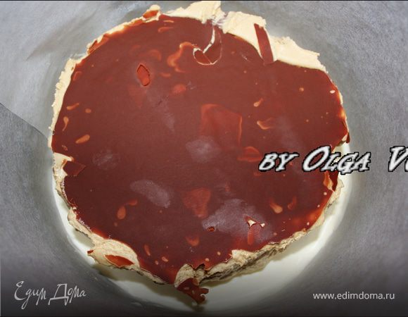 Аккуратно вынимаем содержимое меньшей формы (с шоколадными дисками) и кладем его в центр большей формы (с бисквитом). 