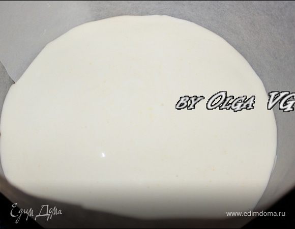 Оставшимся сливочным кремом заполняем форму. Аккуратно ножиком проходимся в доль бортика, что бы крем стек, как можно ниже.Убираем торт в морозилку часов на 12 , чтобы десерт полностью застыл. 
Данное время обязательно нужно выдержать, иначе мороженое плохо застынет. 