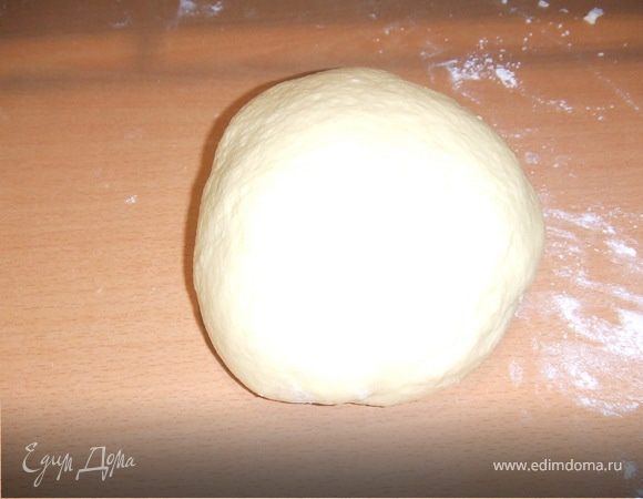 В большой миске смешать 2 чашки муки, сахар, дрожжи и соль. Отложите в сторону.
Взбейте яйца венчиком. В небольшой кастрюле растопите масло, добавьте молоко. Снять с огня, добавить ваниль и воду. Немного охладить.
Налейте молоко в сухие ингредиенты и смешайте. Добавить яйца и тщательно перемешать. Добавить остальную муку. Замесить тесто. Положить в миску, затянуть плёнкой и оставить подходить 1 час. Немного обмять. 