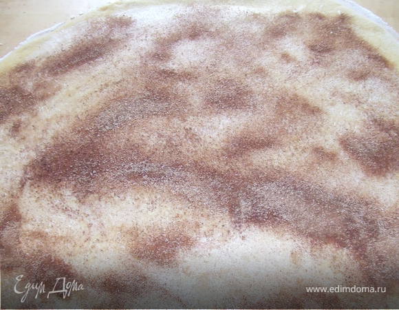 Стол присыпать мукой и раскатать тесто в прямоугольник. Смазать маслом, посыпать сахаром и корицей. 